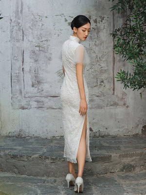 Authentic white lace cheongsam wedding dress chinese modified sleeveless toast bridal gown for engagement and wedding day standing front