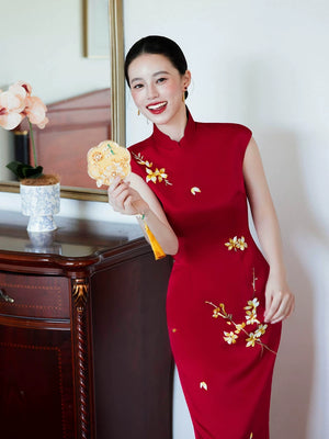 Complete red embroidered cheongsam wedding dress set bridal gown for engagement ceremony and toast reception full length view