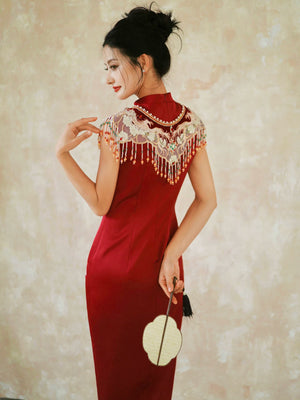 Elegant he huanxi red embroidered cheongsam traditional chinese wedding toast gown for bride side view
