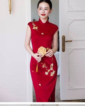 Elegant red embroidered cheongsam wedding dress bridal gown for engagement party and toast celebration side view