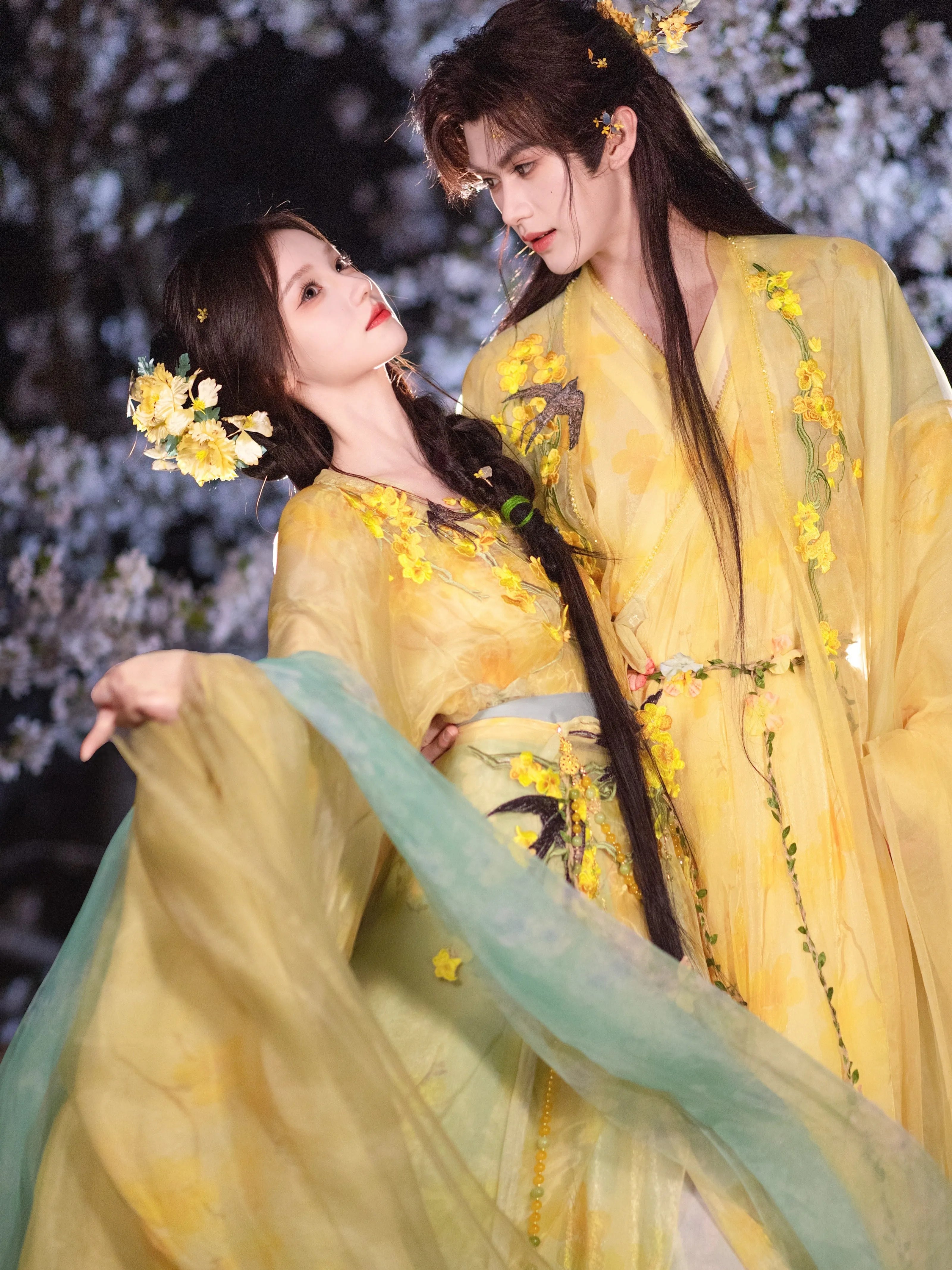 Elegant welcome spring wei jin hanfu embroidery southern and northern dynasties outing flower festival flower god for couples side view