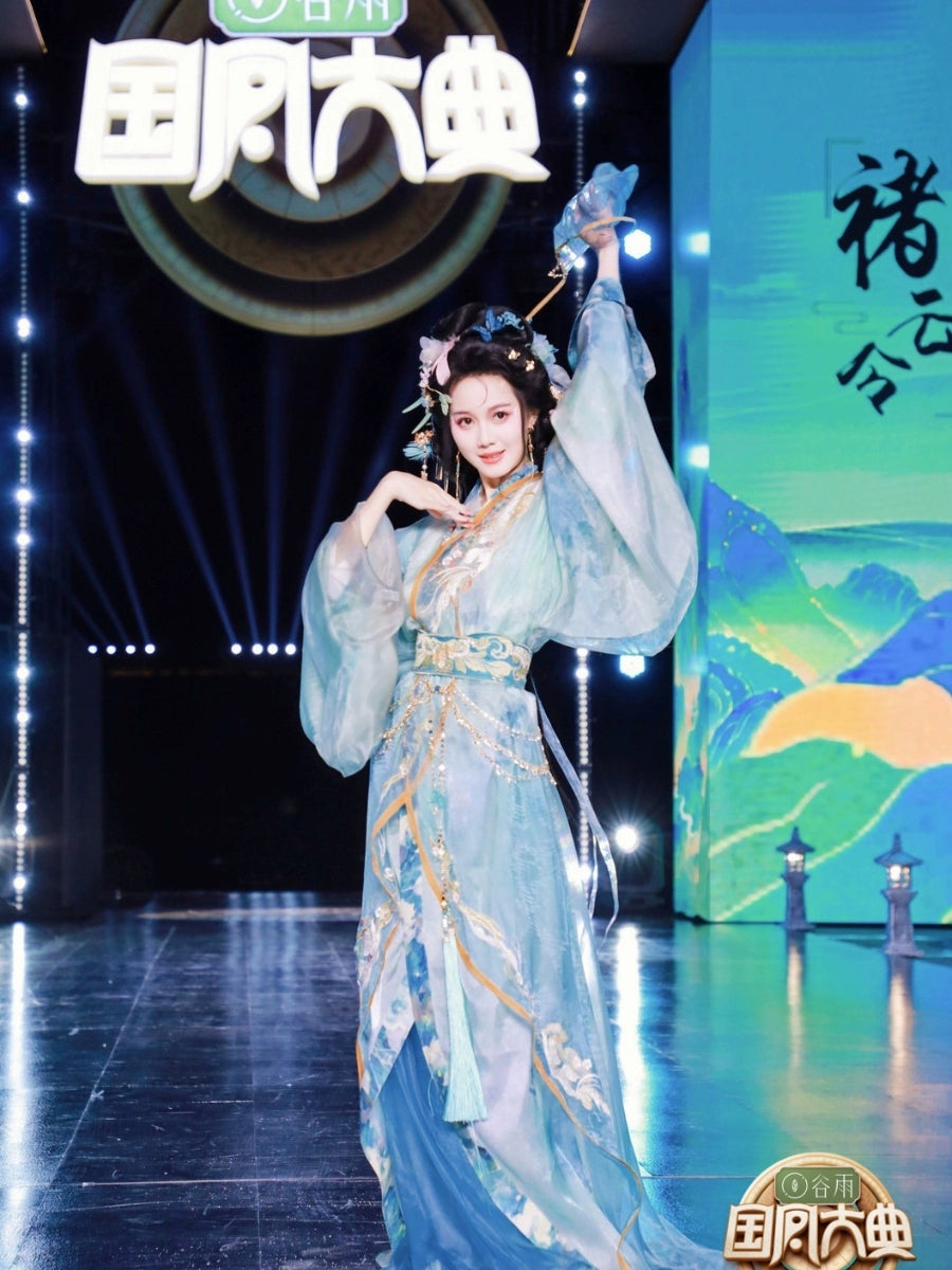 "Listening to Rain in the Misty Mountains" – Ombre Embroidered Hanfu Robe | Showpiece Inspired by the Warring States