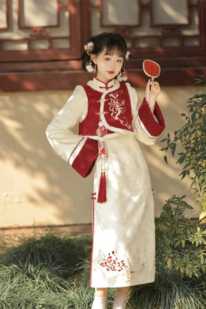 Celebrate the New Year with this red cheongsam with skirt, perfect for women seeking elegance and tradition. This modern a-line cheongsam, crafted from premium cheongsam cotton and fabric, features a halter neckline and long sleeve cheongsam dress options. Ideal as a cheongsam evening gown, wedding cheongsam, or cheongsam bridal gown, its versatile style ensures you’ll shine on any occasion. Choose this long cheongsam dress for its timeless beauty and contemporary flair.