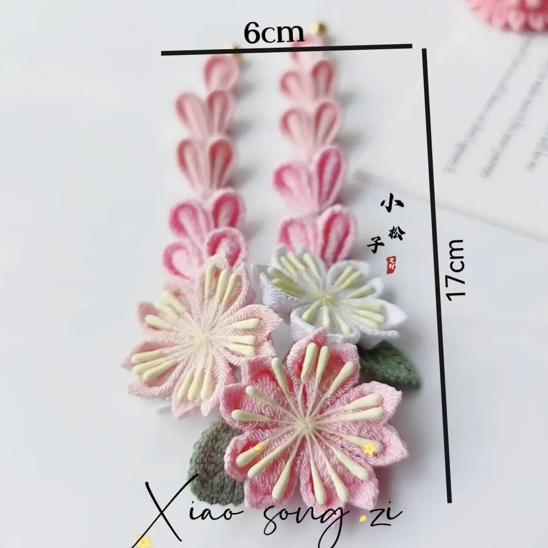 Dangling pink and white sakura hairpins with size 17cm by 6cm, from the Sakura fine work 4-piece set.