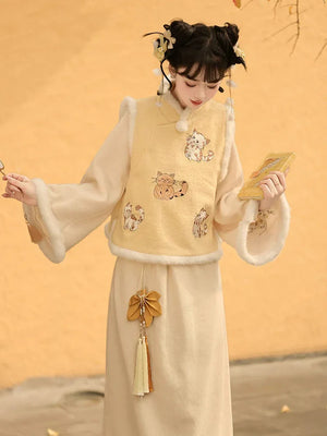 Raccoon Embroidered Hanfu Vest Set for Women – Short Vest with New Chinese Style Lantern Pants & Qipao Skirt, Autumn/Winter Outfit - Yandan_Hanfu