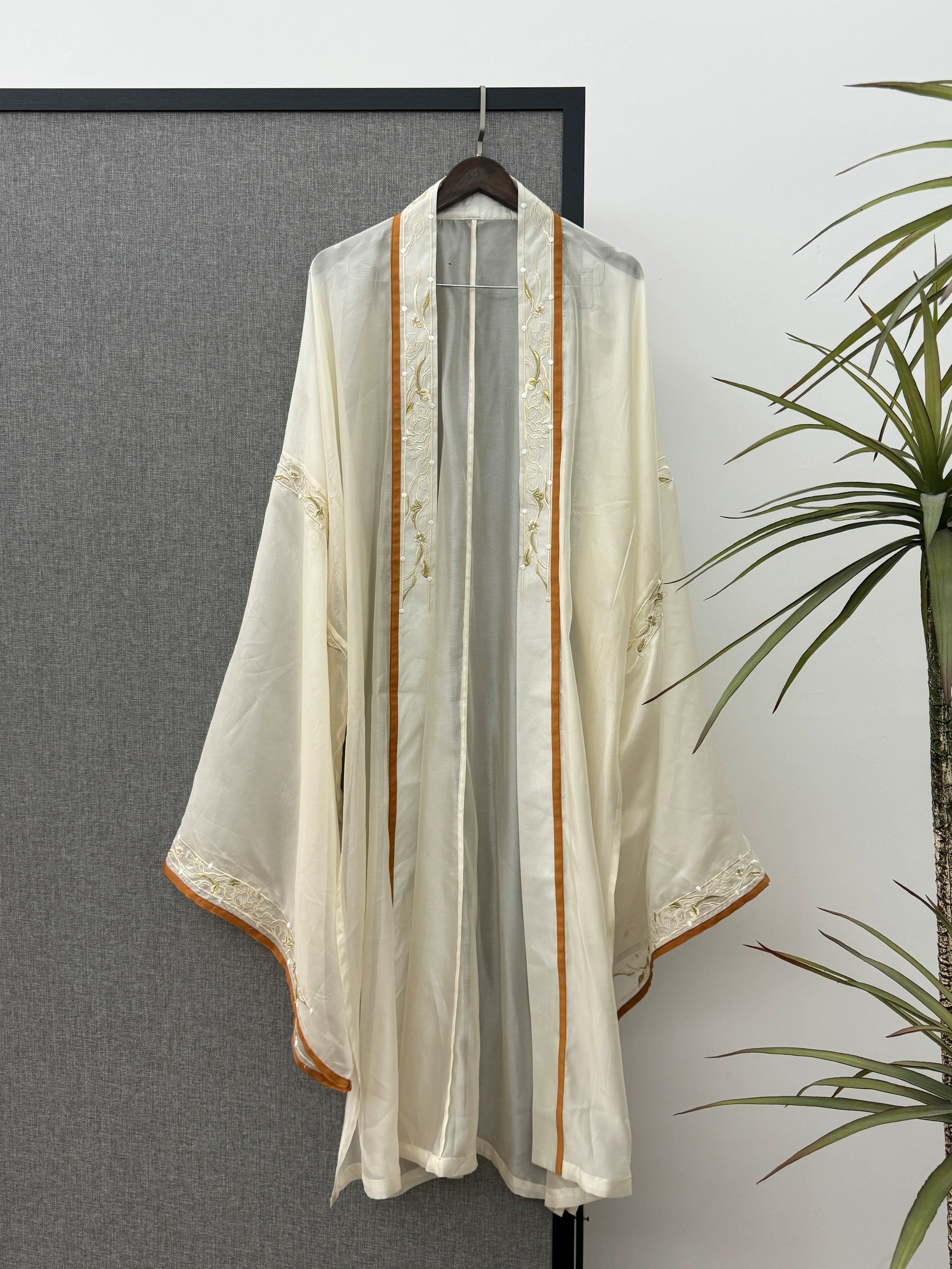 Fusang Elegance – Song Dynasty Inspired Hanfu with Embroidered Top & Flowing Pleated Skirt