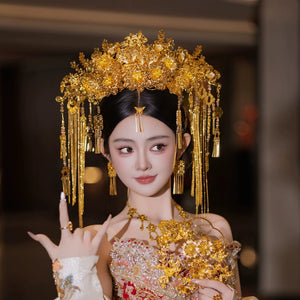 Chinese bride wearing golden curtain headdress and matching jewelry, perfect for traditional wedding ceremonies and bridal styling.