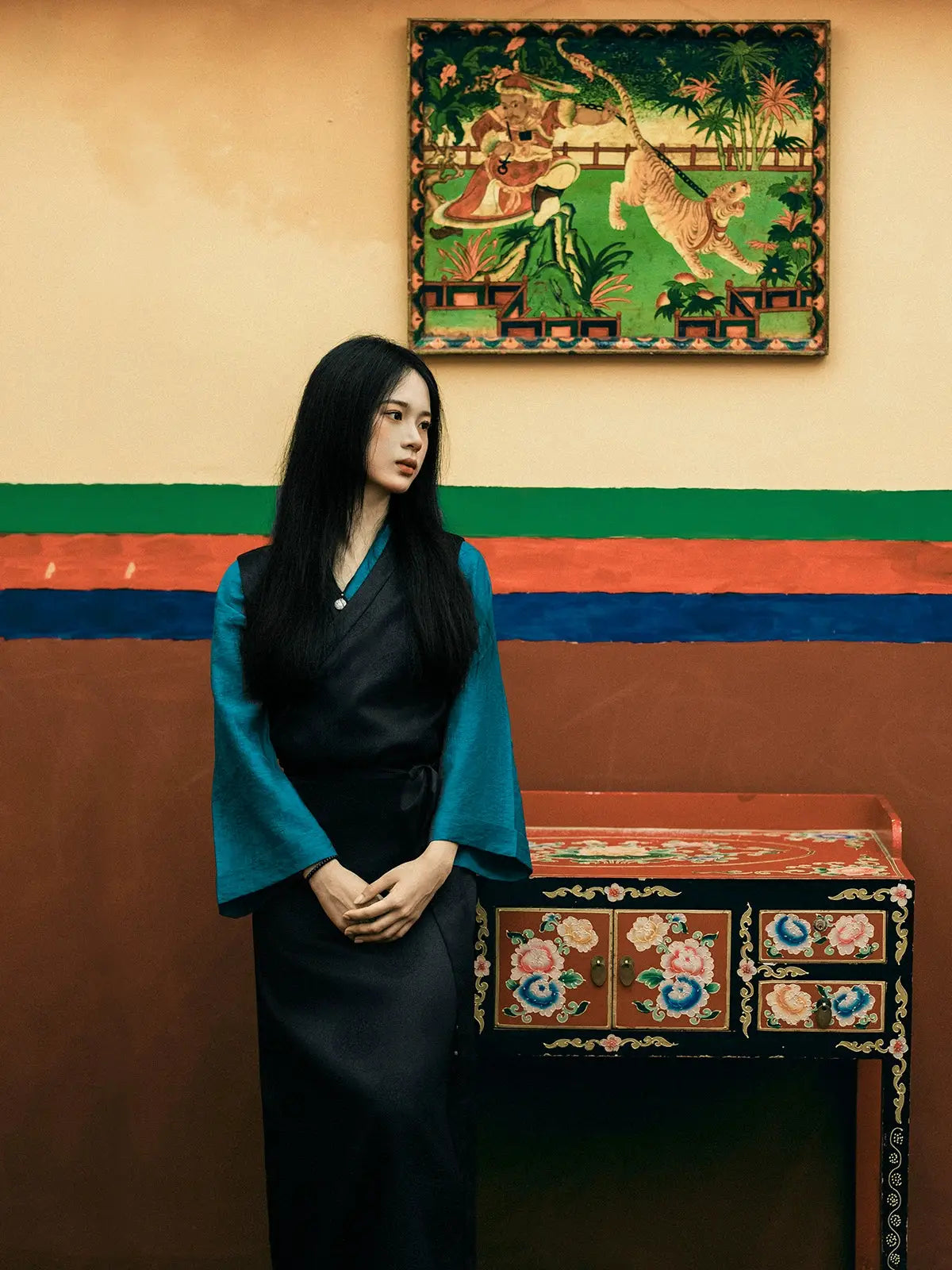 Ropa tibetana de color azul pavo real, minoría tibetana, ropa tribal primitiva elegante