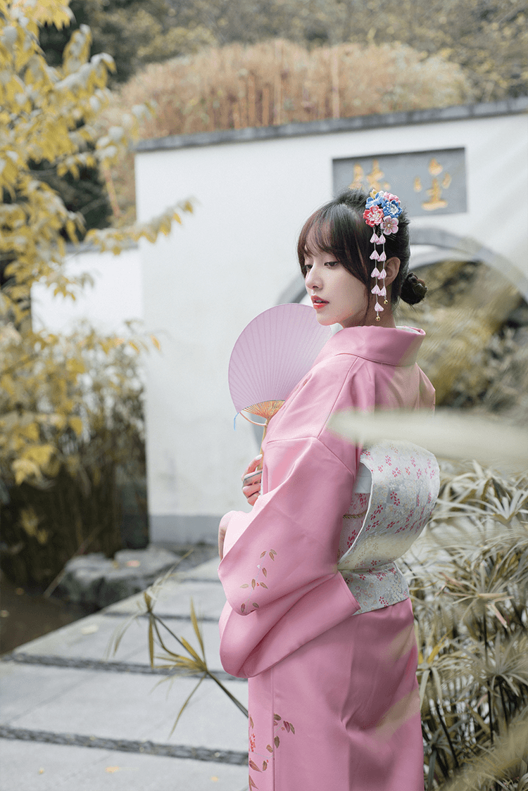 Back view of woman in pink kimono with Japanese crepe hair comb featuring floral accents and tassels, perfect for Hanfu styling.