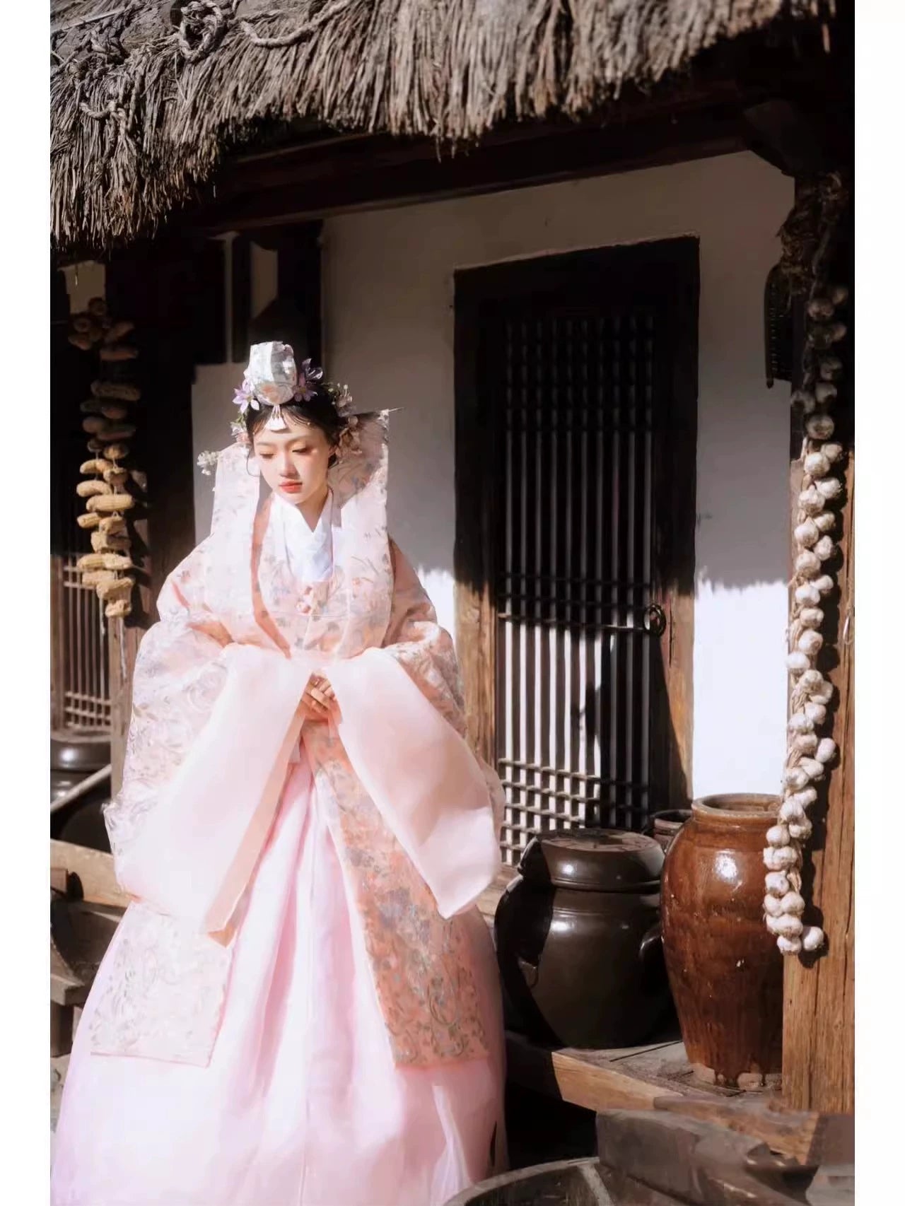 Yandan_Hanfu pink hanbok wedding dress with floral embroidery, traditional setting