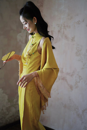Side profile of bride in yellow Cheongsam with shawl, perfect for elegant wedding styling.