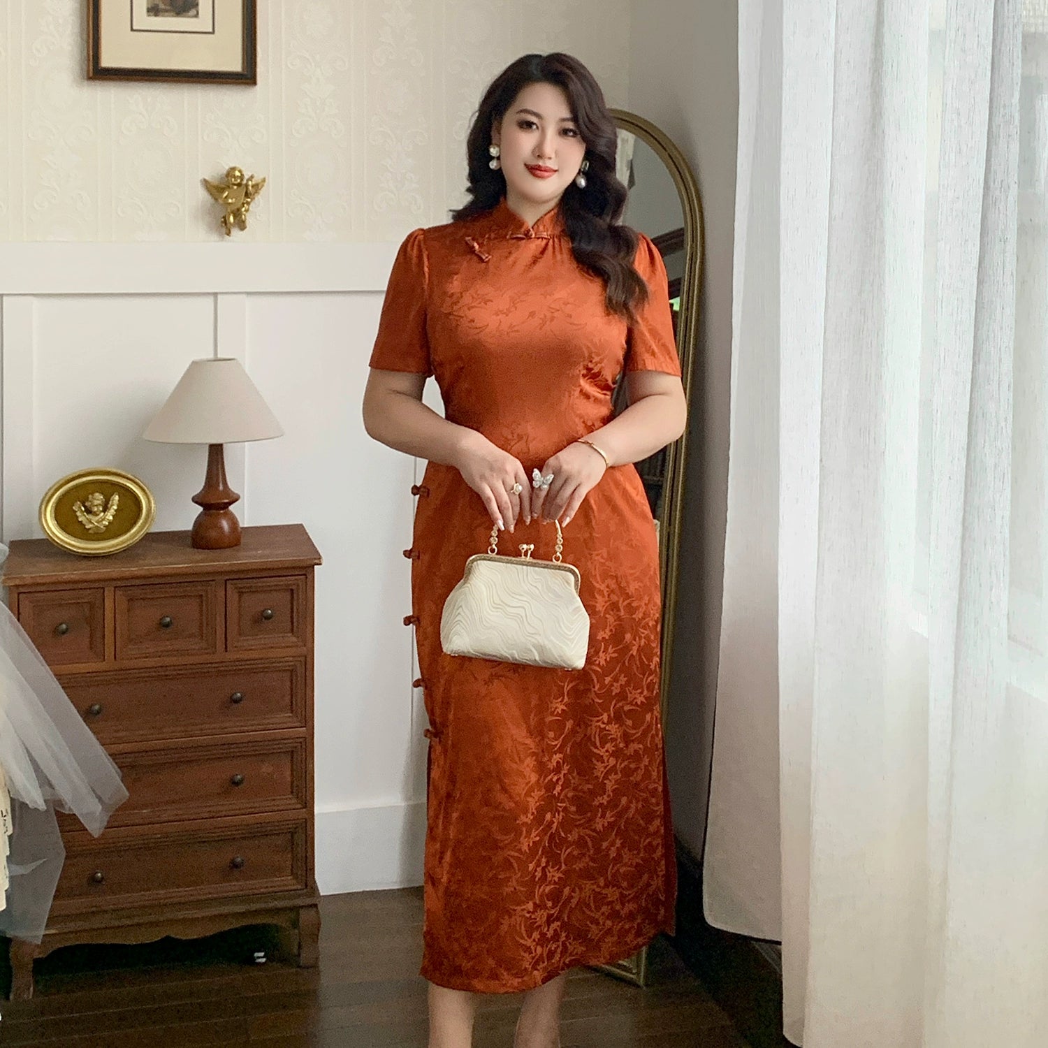 Oranges kurzärmliges Cheongsam/Qipao in Übergröße