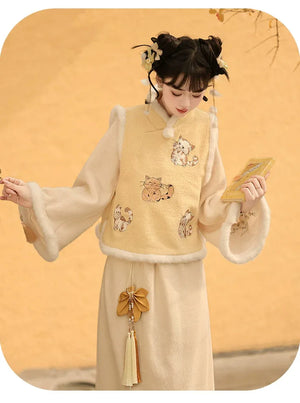 Raccoon Embroidered Hanfu Vest Set for Women – Short Vest with New Chinese Style Lantern Pants & Qipao Skirt, Autumn/Winter Outfit - Yandan_Hanfu
