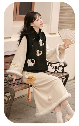 Raccoon Embroidered Hanfu Vest Set for Women – Short Vest with New Chinese Style Lantern Pants & Qipao Skirt, Autumn/Winter Outfit - Yandan_Hanfu