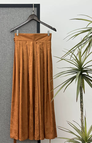 Fusang Elegance – Song Dynasty Inspired Hanfu with Embroidered Top & Flowing Pleated Skirt - Yandan_Hanfu