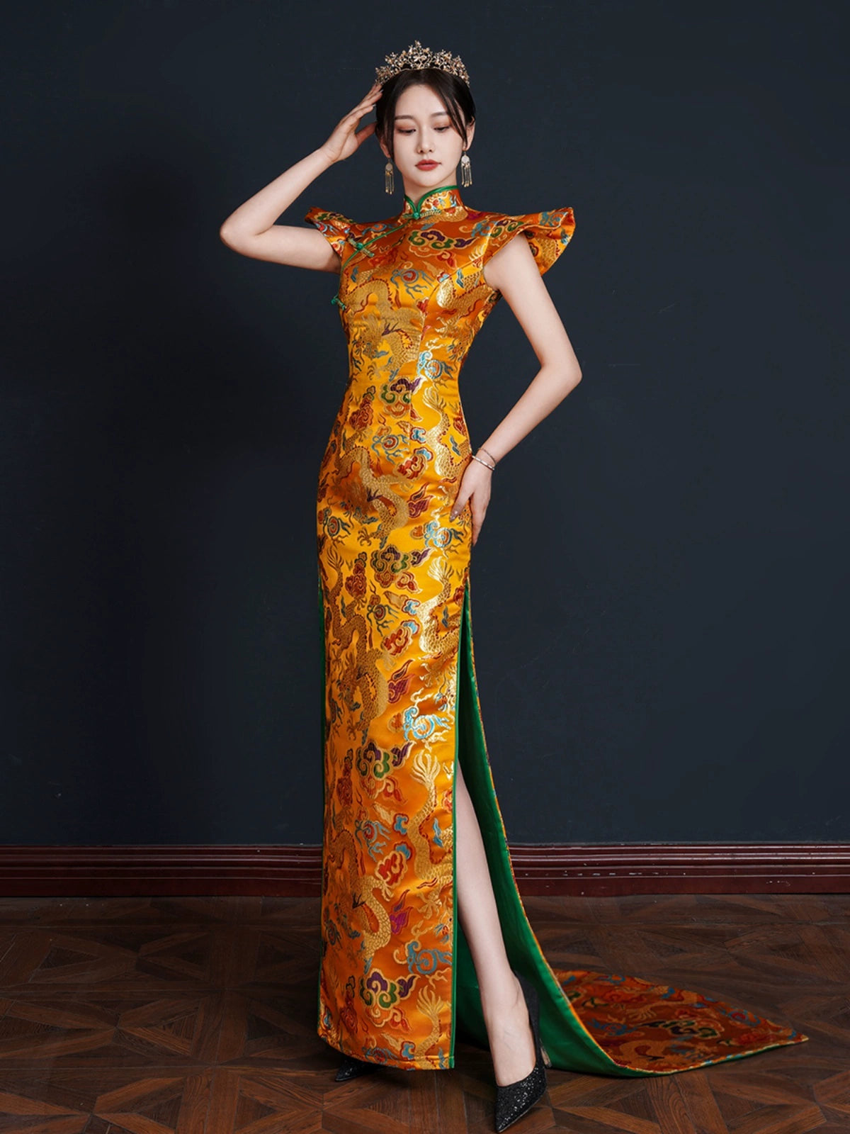 Runway Elegance – Luxury New Chinese Style Mermaid Train Gold Qipao Evening Gown