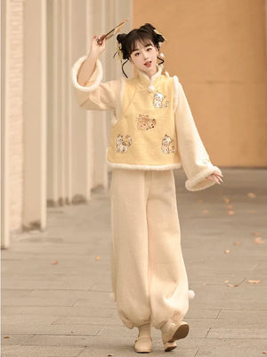 Raccoon Embroidered Hanfu Vest Set for Women – Short Vest with New Chinese Style Lantern Pants & Qipao Skirt, Autumn/Winter Outfit - Yandan_Hanfu