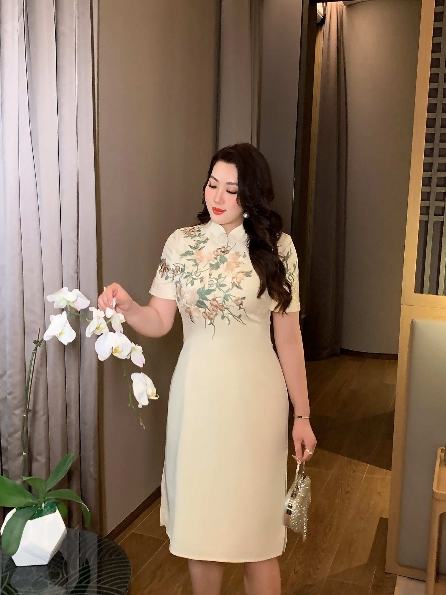 Plus size champagne cheongsam/qipao featuring intricate floral embroidery, perfect for formal events and traditional celebrations.