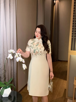 Plus size champagne cheongsam/qipao featuring intricate floral embroidery, perfect for formal events and traditional celebrations.