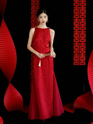 Elegant red yarn cheongsam bridal wedding dress with floral patterns, perfect for engagement or traditional toasting events.