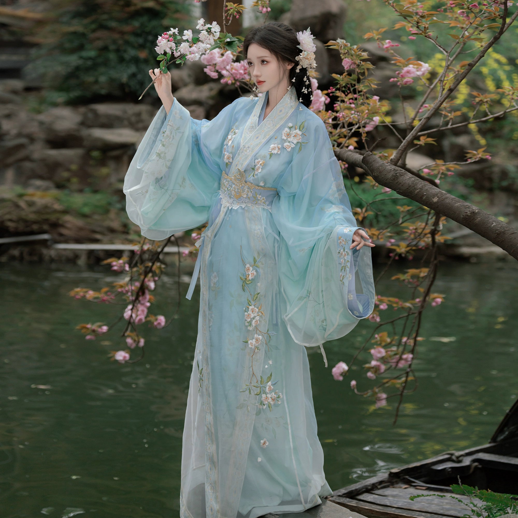 Blue Pear Blossom Moonlight – Traditional Hanfu Robe with Embroidered Jacquard Train