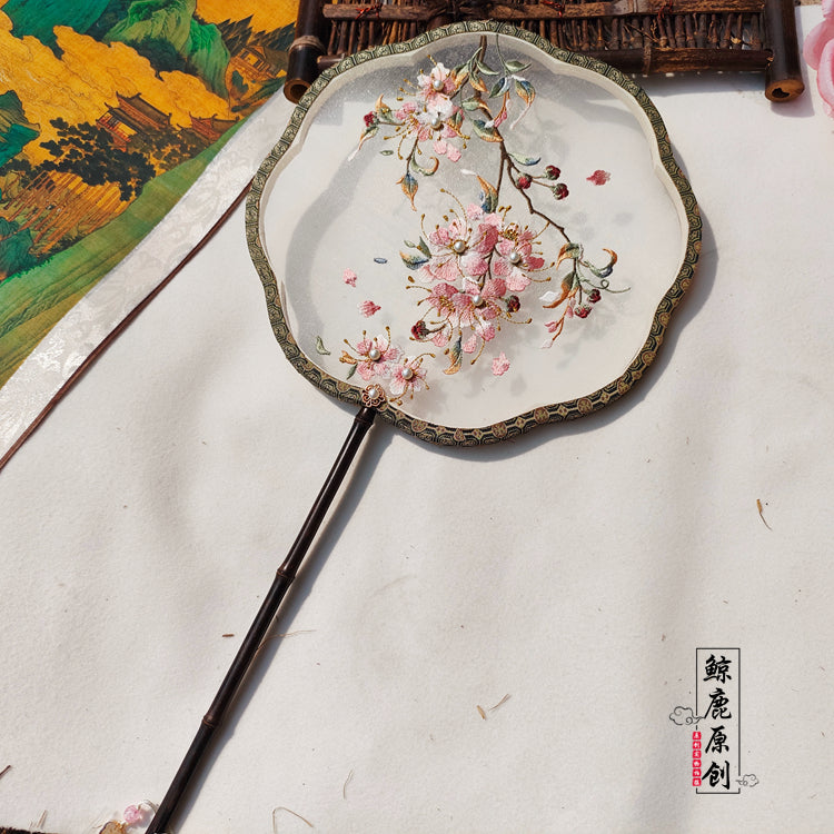 Abanico de una sola cara con bordado a máquina de flores de crepe mirto (Hanfu y Cheongsam)