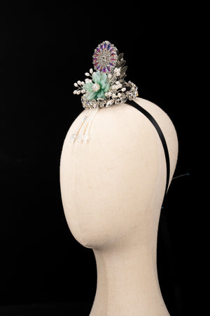 Profile view of Korean traditional ethnic headgear on mannequin, showcasing floral and jeweled craftsmanship for Korean princess accessories.