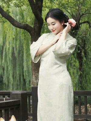 Emerald Flowing-Sleeve Qipao – New Chinese Silhouette with Full Opening & Elegant Plus-Friendly Fit - Yandan_Hanfu