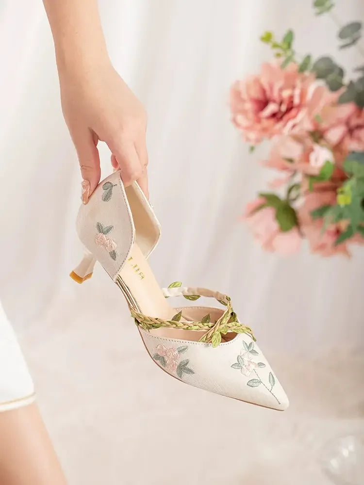 Cheongsam shoes female original vine embroidery pointed head stiletto high heels French fairy wind evening wind sandals female summer Fujitsu - Beige Cheongsam shoes female original vine embroidery pointed head stiletto high heels French fairy wind evening wind sandals female summer Fujitsu - Beige