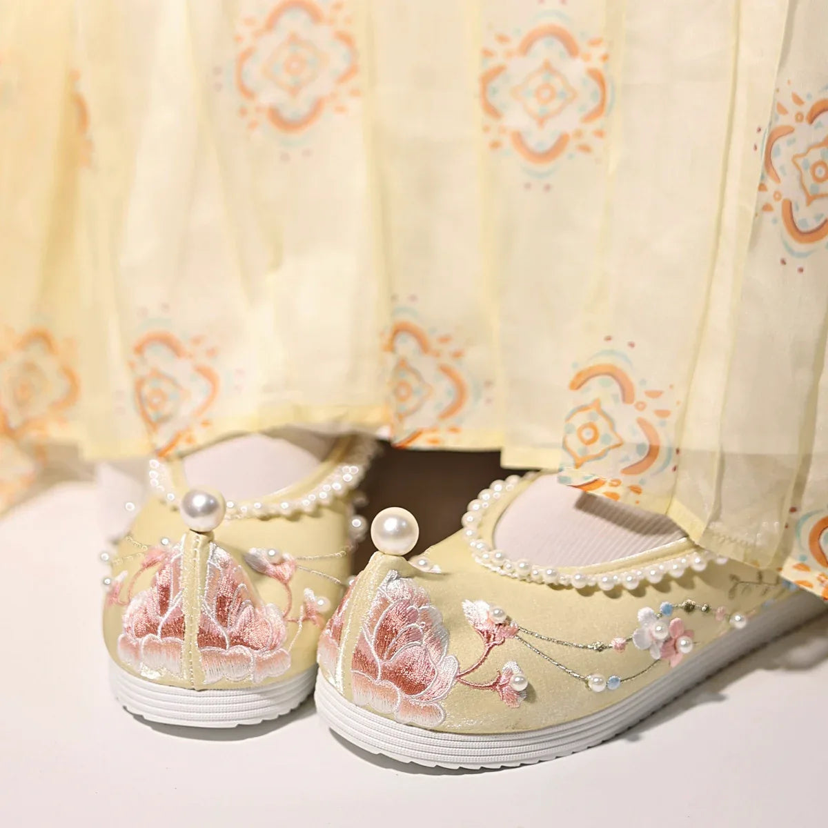 beaded Hanfu shoes are heightened with ancient style upturned cloth shoes, bow shoes, embroidered shoes - Yandan_Hanfu