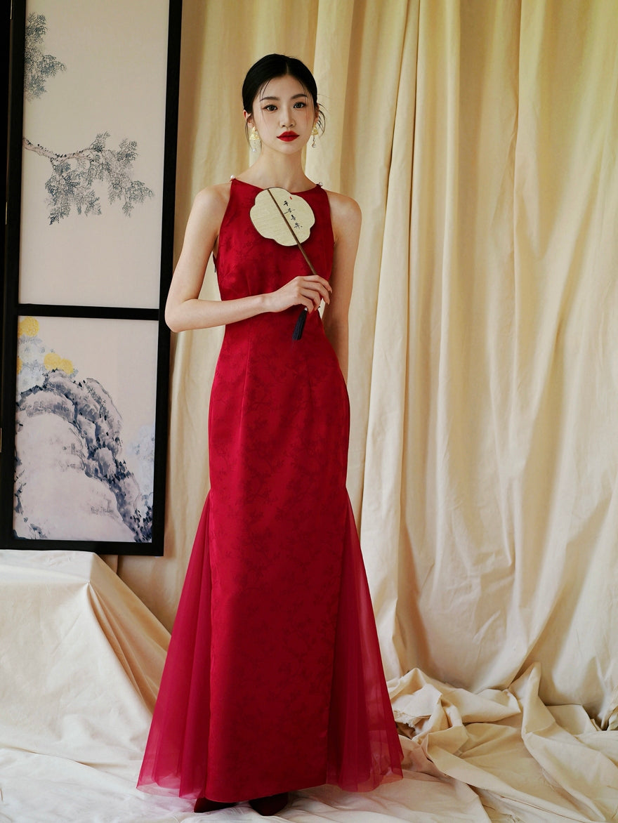Bride in red yarn cheongsam wedding dress holding a traditional fan, ideal for engagement or wedding ceremonies.