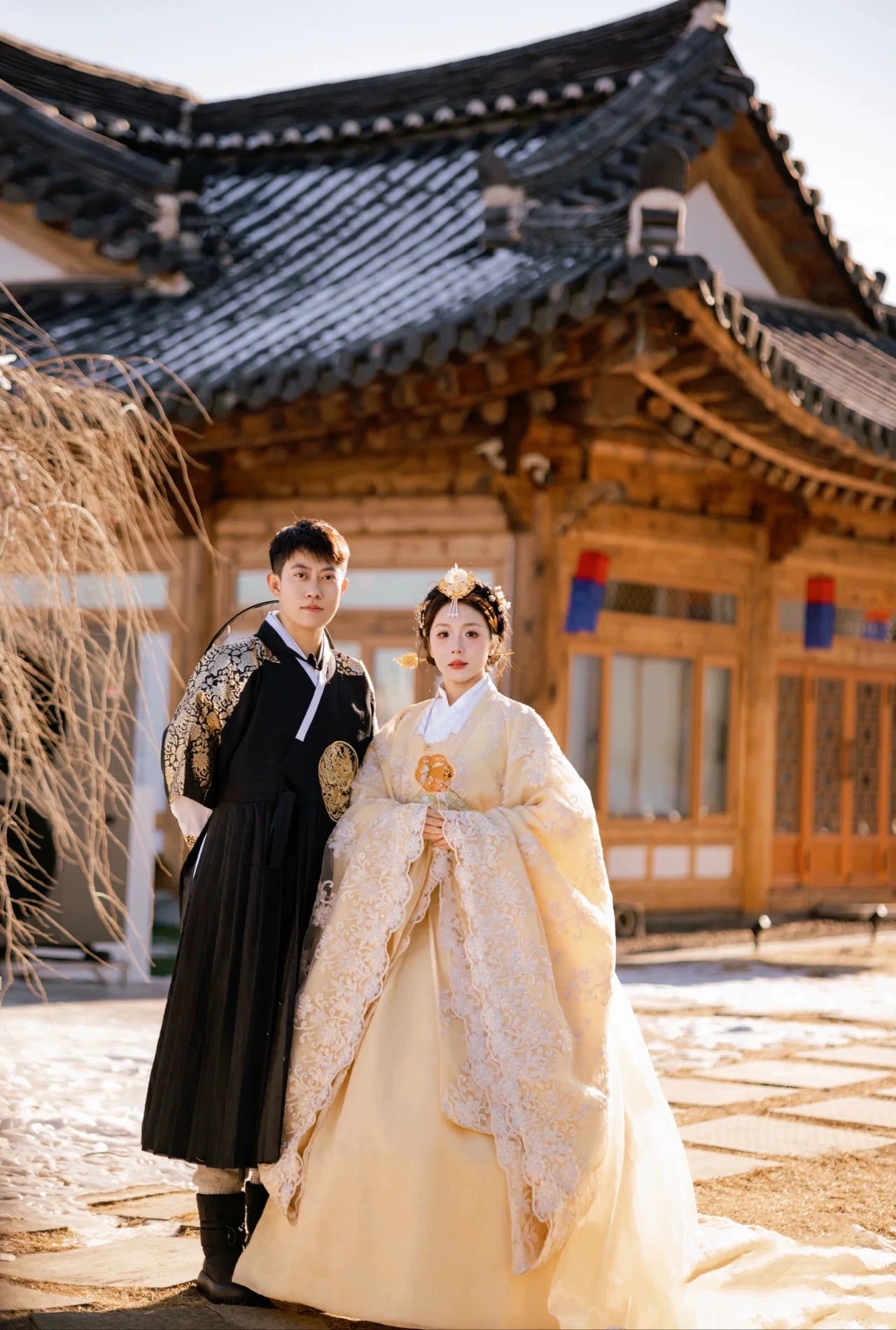 Couple Hanbok Wedding Outfit – Korean Palace Style Dress with Lace Detail for Summer Photoshoots