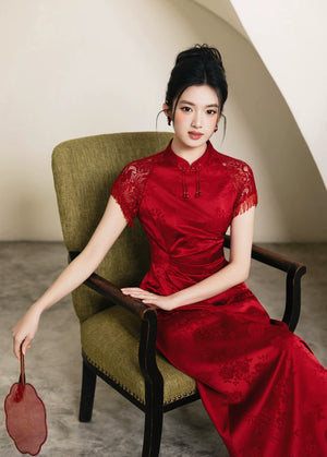 Seated portrait of red lace-sleeve bridal cheongsam with fan