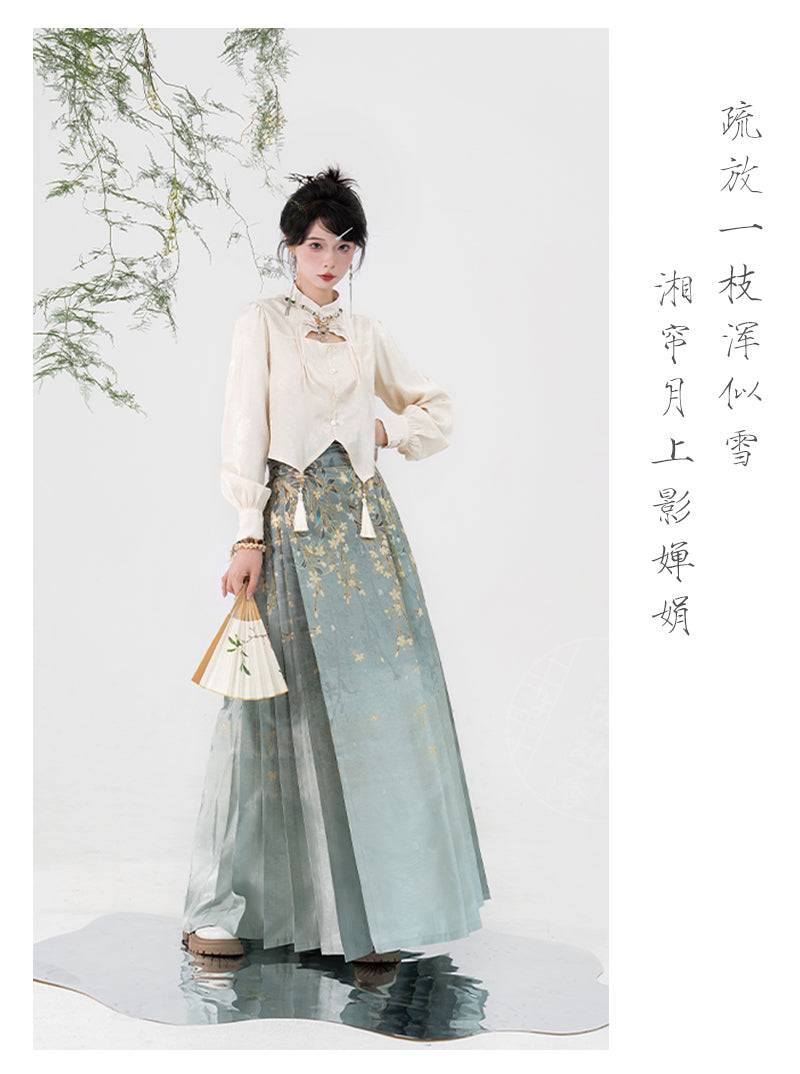 Elegant Hanfu outfit with Ming-dynasty inspired skirt, featuring gold jasmine embroidery and paired with a fan and traditional accessories.