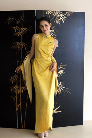 Bride in "Autumn Rhyme" Yellow Cheongsam with shawl, perfect for wedding receptions and traditional toasts.
