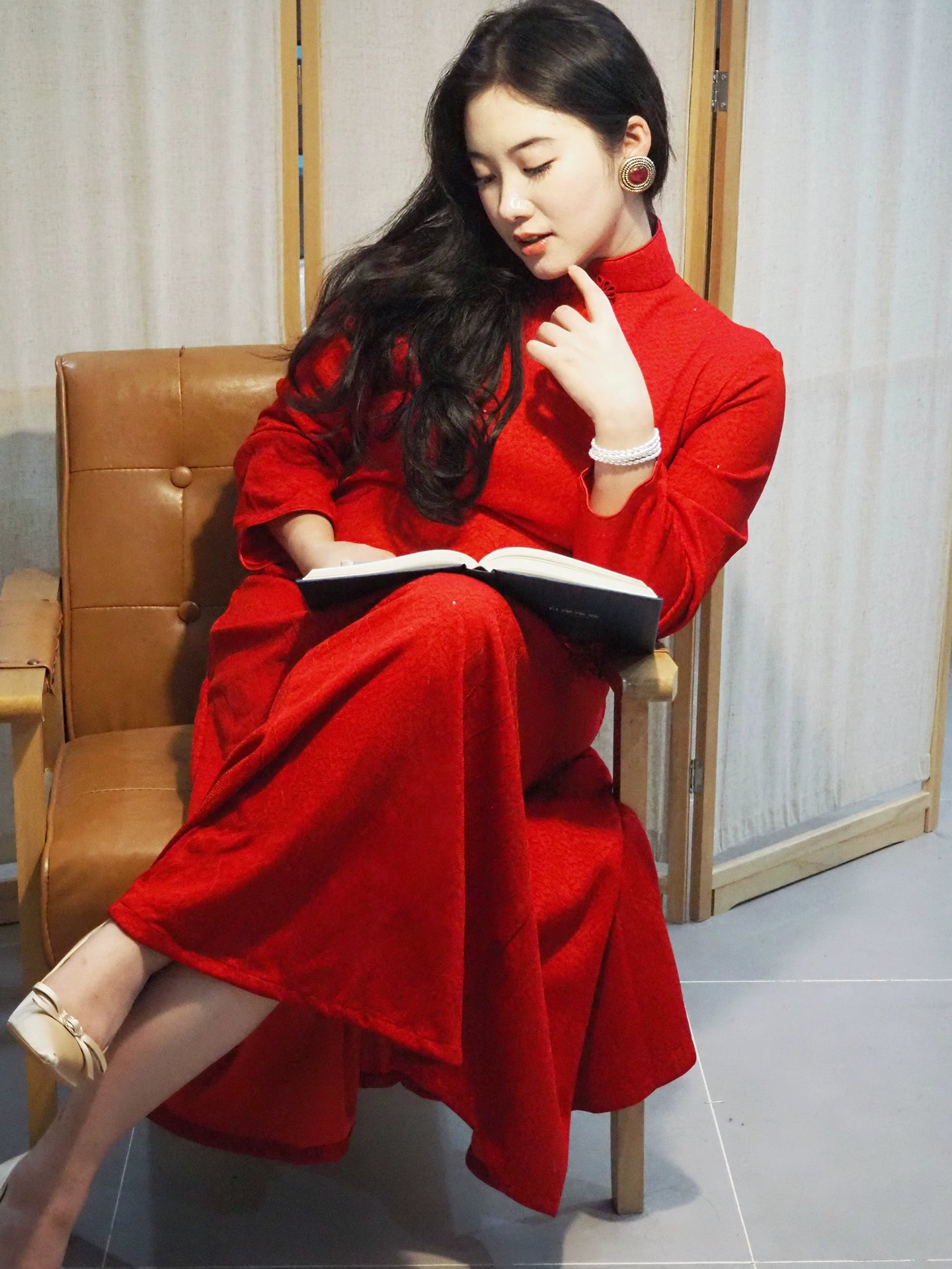 Red Bridal Qipao – New Chinese Curve-Flattering Dress for Engagement & Wedding