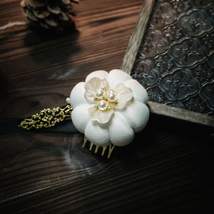 Elegant White Hanbok headdress in Yanji Folk Korean tradition with pearl flower centerpiece and gold detailing, ideal for traditional wear.