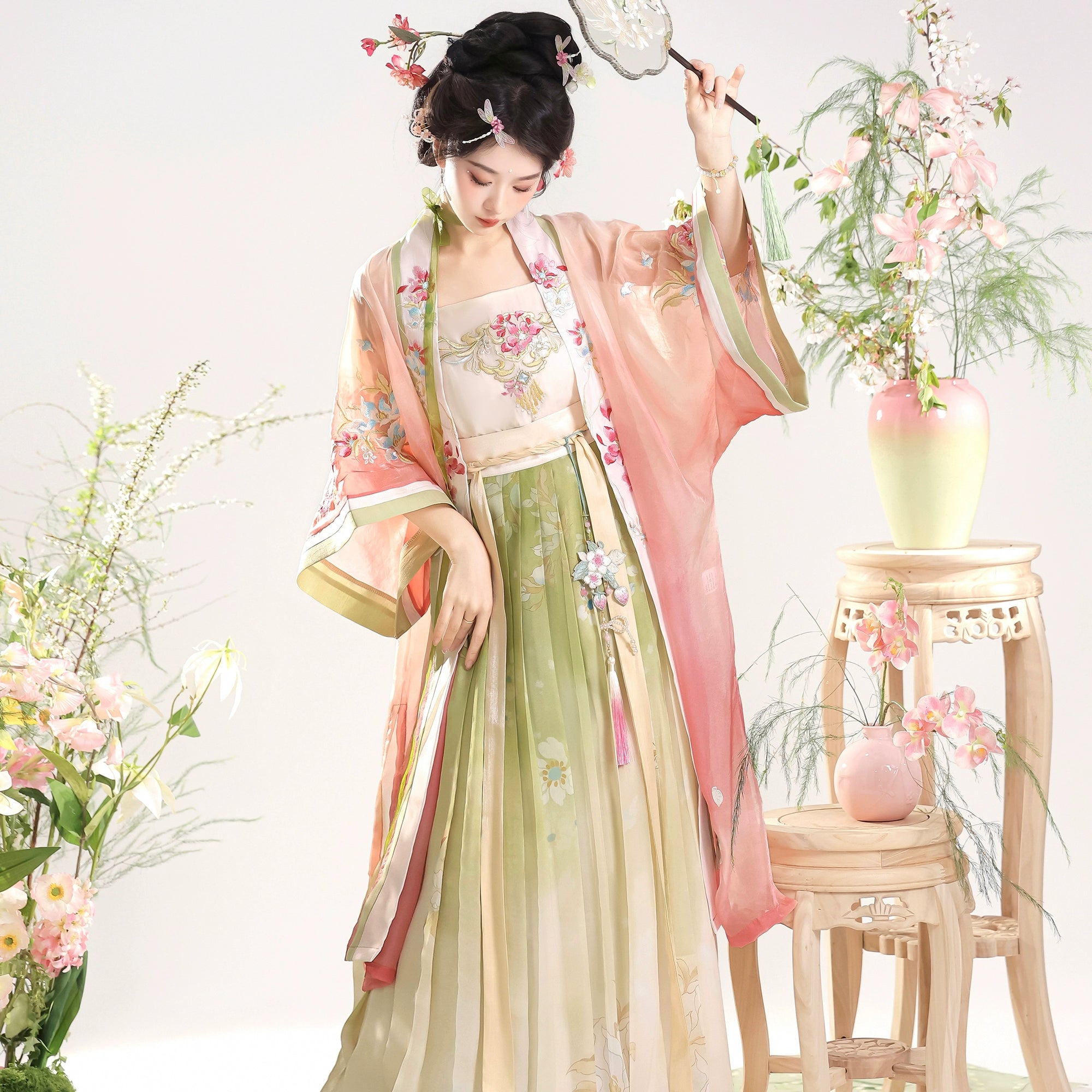 【Petals in the Breeze】Song-Style Hanfu Set with Short-Sleeve Beizi – Everyday Spring Elegance