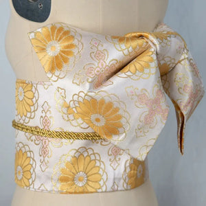 White and gold floral brocade bow belt styled on mannequin, perfect for traditional Japanese yukata waist seal and kimono styling.