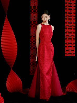 Bride in red yarn cheongsam dress smiling with fan, perfect for engagement or toasting ceremonies.