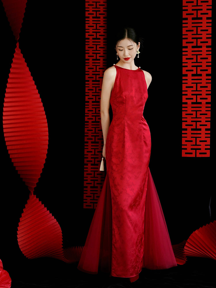 Bride in red yarn cheongsam dress smiling with fan, perfect for engagement or toasting ceremonies.
