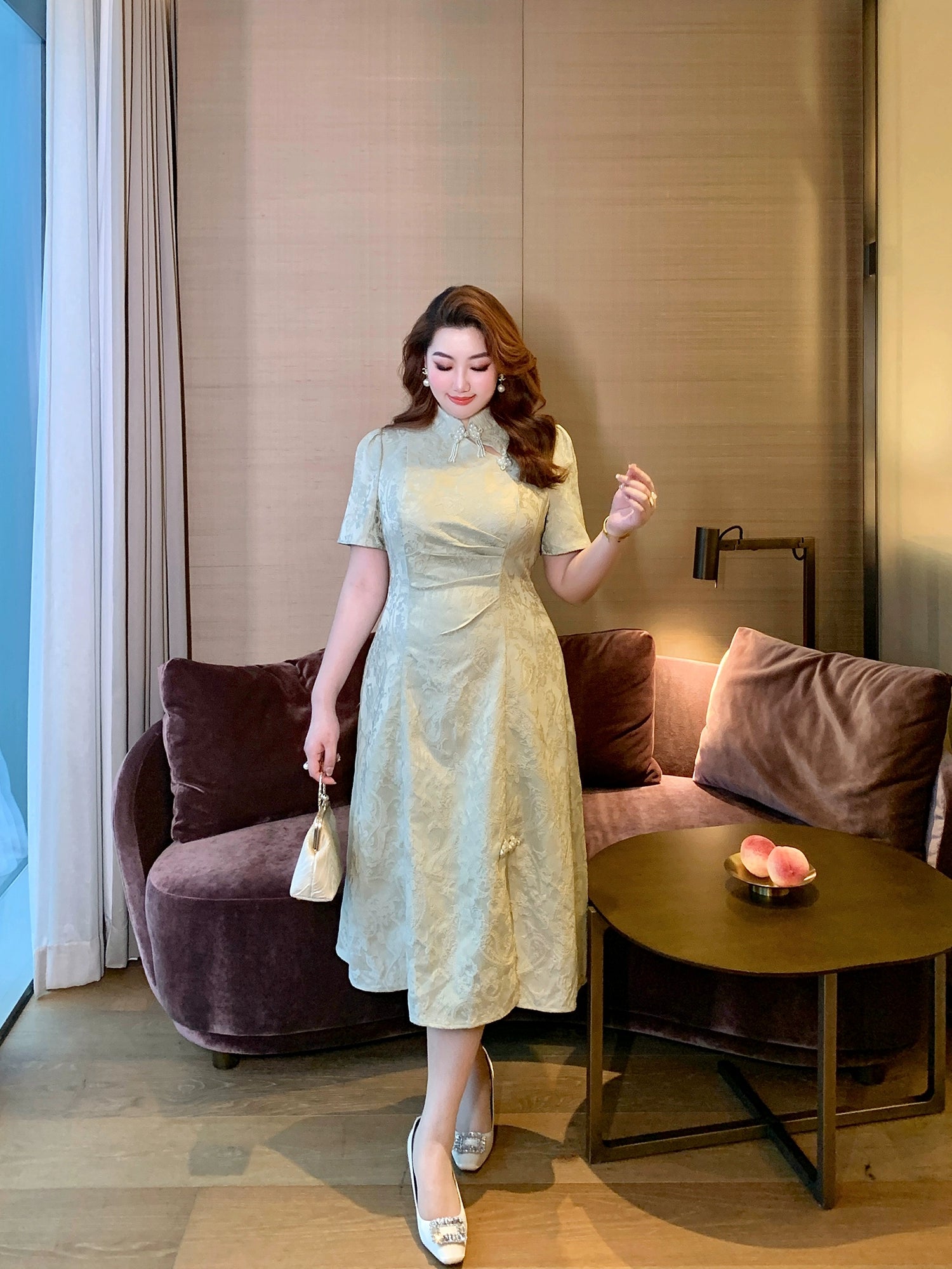 Elegant Plus-Size Jacquard Qipao – Modern Chinese Style with Mandarin Collar & Cut-Out Details