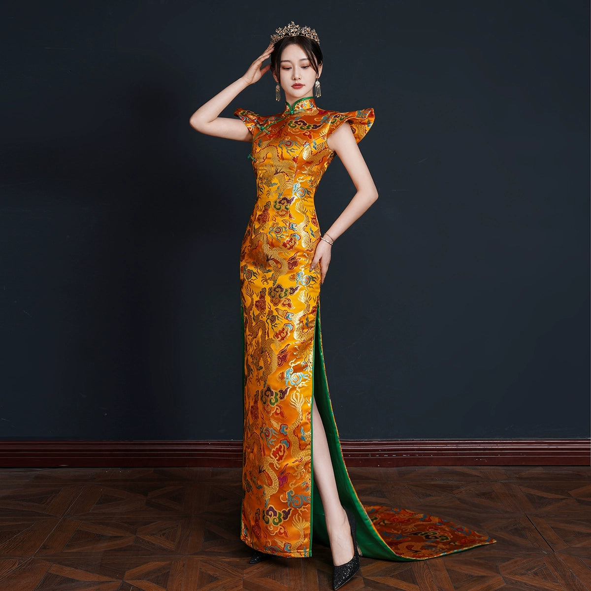 Runway Elegance – Luxury New Chinese Style Mermaid Train Gold Qipao Evening Gown
