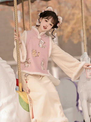 Raccoon Embroidered Hanfu Vest Set for Women – Short Vest with New Chinese Style Lantern Pants & Qipao Skirt, Autumn/Winter Outfit - Yandan_Hanfu