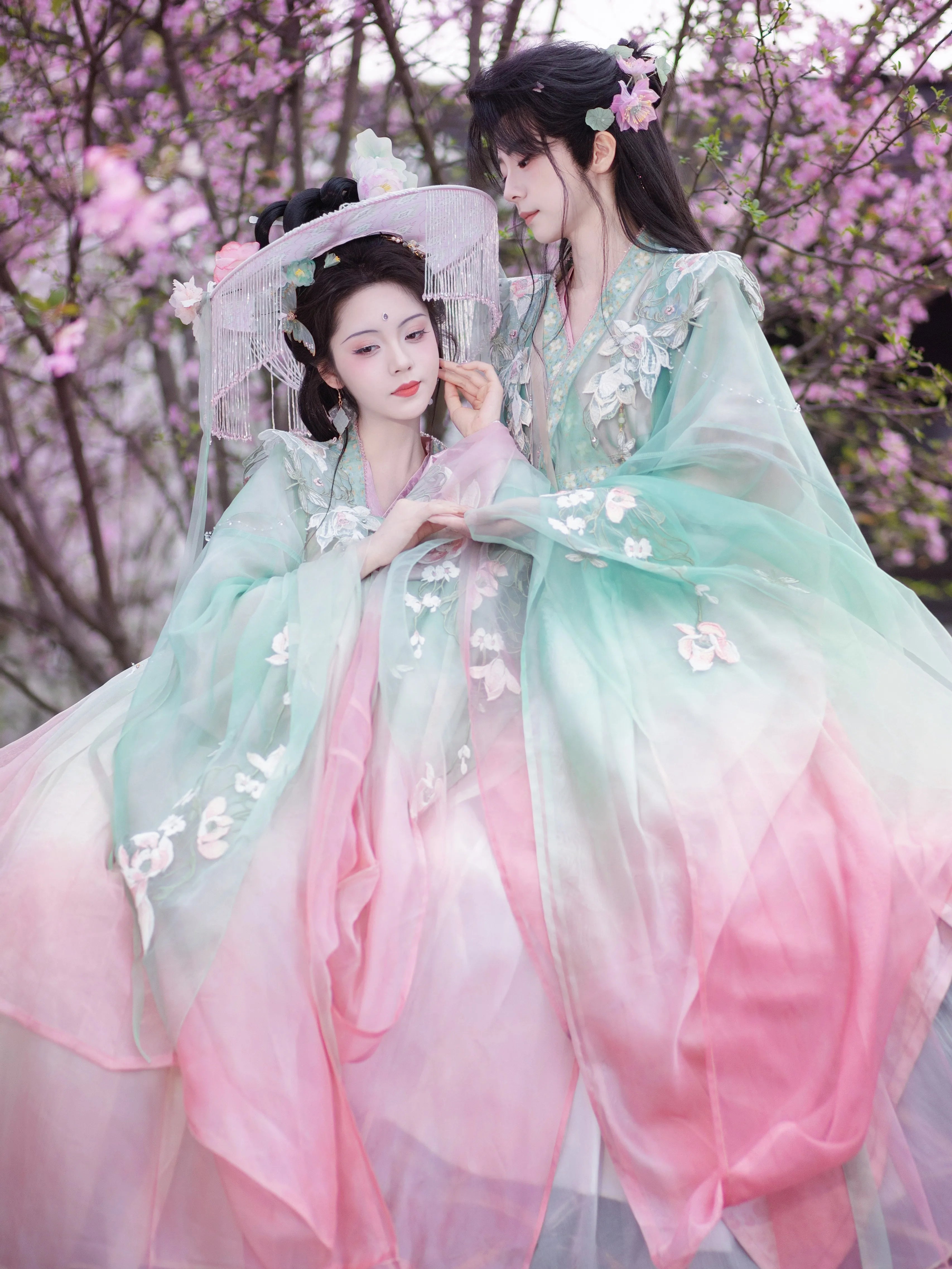 Xiaohe embroidery gradual change flower couple spring new outing flower festival men and women hanfu front view