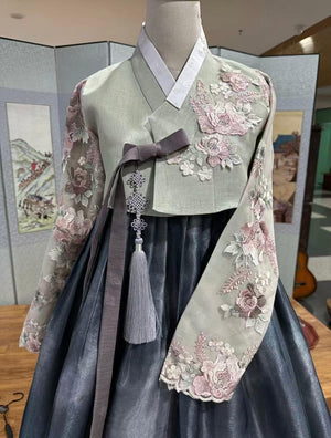 Moonlit Mist Hanbok – Soft Floral Embroidered Jeogori & Cloud-Dye Chiffon Skirt Set - Yandan_Hanfu