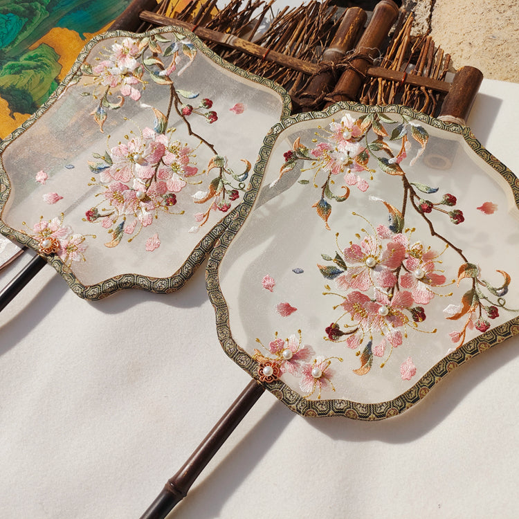 Einseitiger Fächer mit Maschinenstickerei aus Kreppmyrtenblüten (Hanfu & Cheongsam)