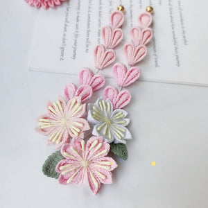 Pair of dangling sakura hairpins with pink gradient petals and white flowers, ideal for Japanese yukata outfits.