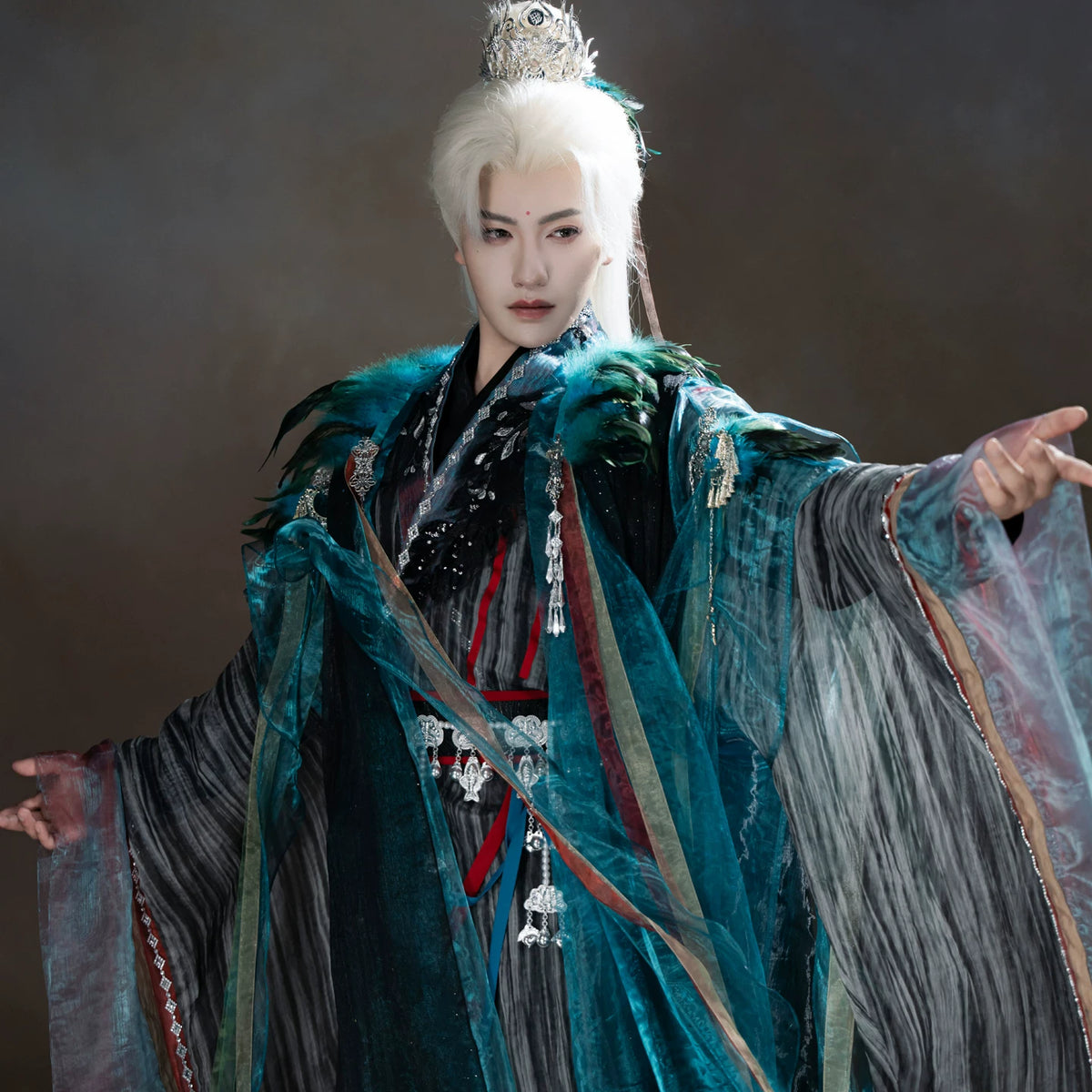 Peacock blue xianxia Hanfu bodice showing the feathered shoulders, layered collar and decorated belt