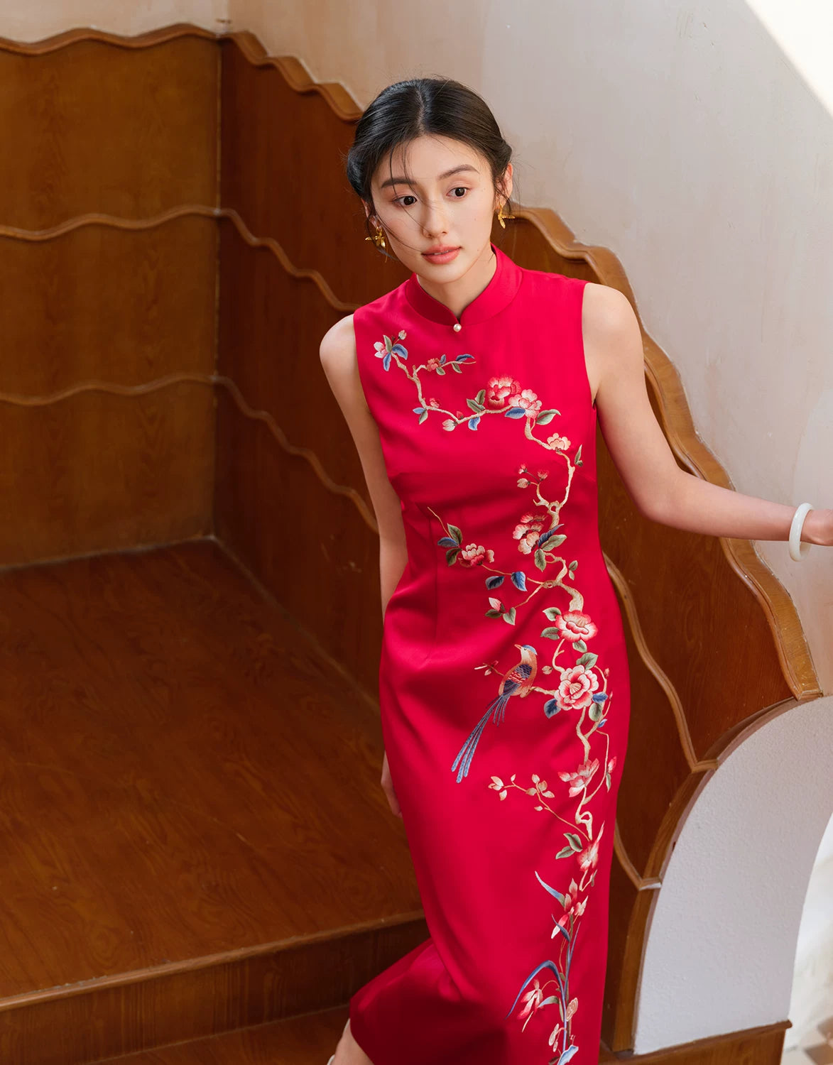 Red sleeveless bridal cheongsam with bird and peony embroidery